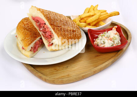 Getoastetes Sandwich mit Pommes Frites und Garnieren Stockfoto