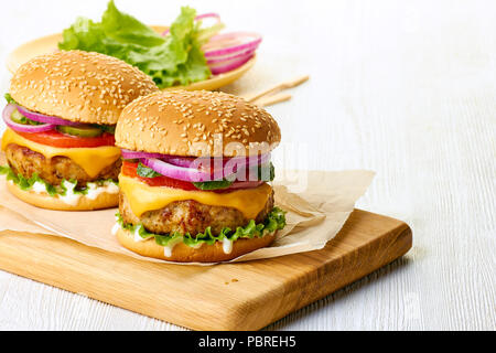 Zwei Burger auf Schneidebrett Stockfoto