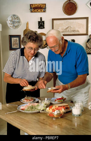 Senior paar Sandwiches zusammen, HERR © Myrleen Pearson.... Ferguson Cate Stockfoto