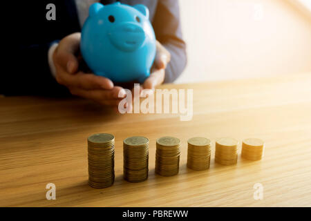 Unternehmer, die Geld sparen. Finanzen Konzept. Stockfoto