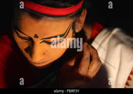 Ein Kutiyattam Künstler bereiten sich auf die Leistung, indem Sie Gesicht Farbe. Artist computing Gesicht painint, Kutiyattam Künstler bereit. Stockfoto