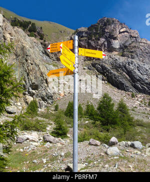 Wegweiser in Deutsch geschrieben von verschiedene Wanderwege, Zermatt, Schweiz. Weg bedeutet, Trail, Furi, Seilbahn, Garten Garten, Gletscher Gletscher ist. Stockfoto