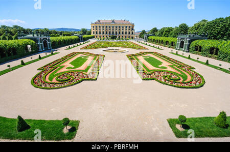 Wien, Österreich - 16. Juni 2012: Meidling eingeweiht Gärten: Kronprinz Garten und der Garten im Keller von Schloss Schönbrunn in Wien, Österreich Stockfoto