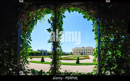 Wien, Österreich - 16. Juni 2012: Meidling eingeweiht Gärten: Kronprinz Garten und der Garten im Keller von Schloss Schönbrunn in Wien, Österreich Stockfoto