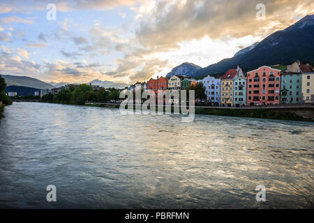 Charmante Innsbruck Architektur Häuser auf Inn und Europäischen Alpen natürliche Hintergrund, Tirol, Österreich, Europa Stockfoto