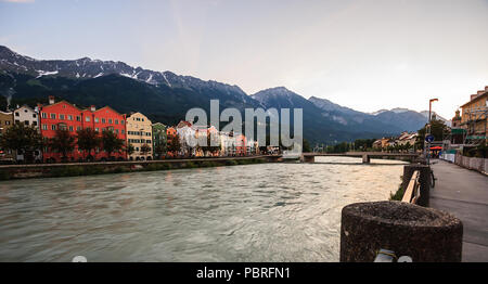 Charmante Innsbruck Architektur Häuser auf Inn und Europäischen Alpen natürliche Hintergrund, Tirol, Österreich, Europa Stockfoto