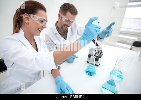 Zwei Wissenschaftler Chemiker Forschen im Labor Stockfoto