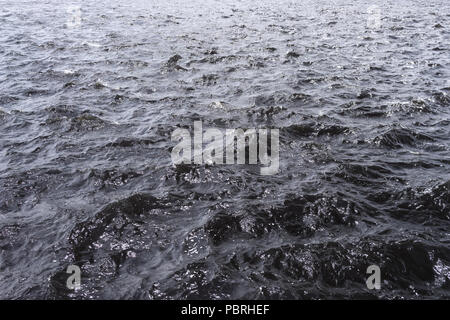 Ein starker Wind treibt kleine Wellen auf dem Wasser fallen, in eine Rüschen Stockfoto