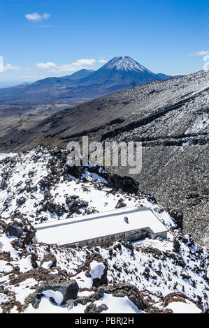 Blick vom Mount Ruapehu auf dem Mount Ngauruhoe mit Häuschen im Vordergrund, Unesco Welterbe Blick Tongariro National Stockfoto