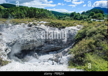 Schwefel Krater in der Wai-O-Tapu vulkanischen Wunderland, North Island, Neuseeland Stockfoto