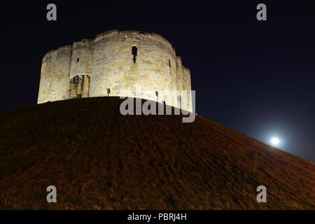 Clifford's Tower in New York bei Nacht. Stockfoto