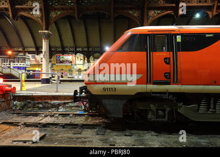 Ein diesel-elektrischer Klasse 91 Jungfrau Bahn Seriennummer 91113 sitzt an der Bahnhof York stationär Stockfoto