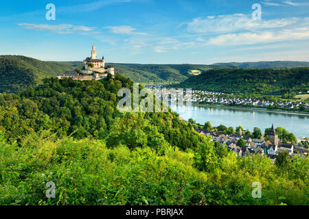 Blick auf die Marksburg und der Stadt Braubach am Rhein, hinter Spay, UNESCO Welterbe Oberes Mittelrheintal. Stockfoto