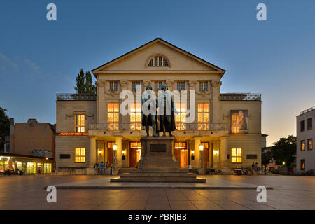 Aufgeklärte Deutsche Nationaltheater mit Goethe Schiller Denkmal, Dämmerung, Weimar, Thüringen, Deutschland Stockfoto