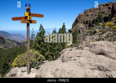 Wandern Wegweiser auf einen Wanderweg zum Roque Nublo, Blick auf die Berge im Westen von Gran Canaria, Kanarische Inseln, Spanien Stockfoto