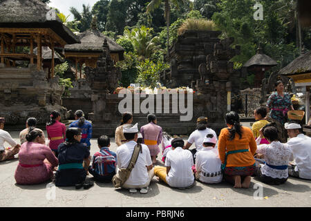 Gläubige feiern das Hindu Festival der Fest Galungan im Pura Tirta Empul, in der Nähe von Ubud, Bali, Indonesien. Stockfoto