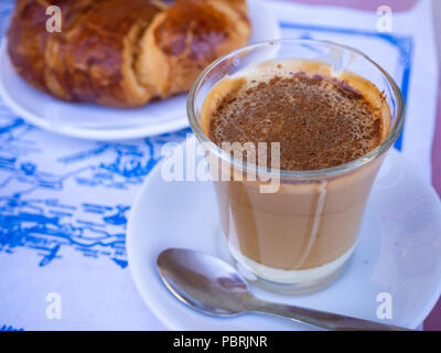 Cortado - Spanisch Kaffee mit Milch in die Tasse Stockfoto