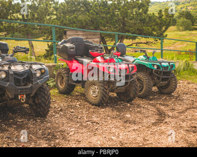 In einer Zeile mehrere atv Quad Extreme outdoor adventure Konzept geparkt Stockfoto