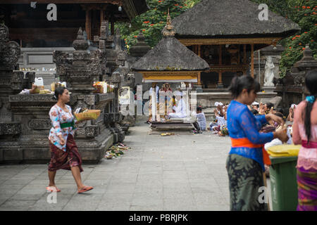 Gläubige feiern das Hindu Festival der Fest Galungan im Pura Tirta Empul, in der Nähe von Ubud, Bali, Indonesien. Stockfoto