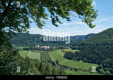 Blick in das Obere Donautal mit der Benediktinerabtei Beuron, Landratsamt Tuttlingen, Baden-Württemberg, Deutschland Stockfoto