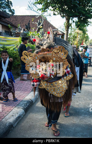 Kinder bereit Parade ihre Barong während der balinesischen Festival der Fest Galungan zu. Stockfoto