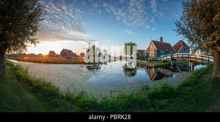 Die charakteristischen Holzhäuser und Windmühlen wie im 17. Jahrhundert in dem Museumsdorf Zaanse Schans, Zaandam, Niederlande Stockfoto