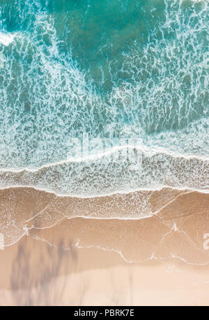 1770, Australien - 18. Januar 2018: drone Schoß der schönen Strand an der australischen Ostküste. Grüne Meer mit Wellen und Sand. Stockfoto