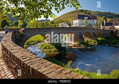 Nepomuk Brücke, die älteste erhaltene Brücke über die Ahr, Rech, Ahrtal, Eifel, Rheinland-Pfalz, Deutschland Stockfoto