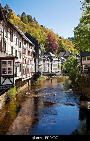 Fachwerkhäuser auf der Rur, Monschau, Eifel, Eifelstieg, Aachen, Nordrhein-Westfalen, Deutschland Stockfoto