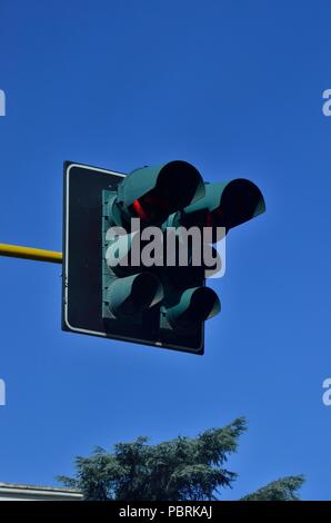 Ampel/Signale teilweise Rot Farbe, gegen blauen Himmel tagsüber, Rom, Italien, Europa Stockfoto