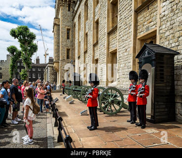 Gardisten in Bärenfellmütze Hüte im Tower of London, London, Großbritannien am 8. Juli 2017 getroffen Stockfoto
