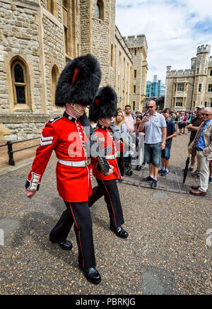 Gardisten in Bärenfellmütze Hüte im Tower of London, London, Großbritannien am 8. Juli 2017 getroffen Stockfoto
