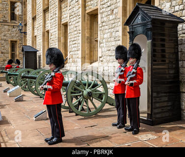 Gardisten in Bärenfellmütze Hüte im Tower of London, London, Großbritannien am 8. Juli 2017 getroffen Stockfoto
