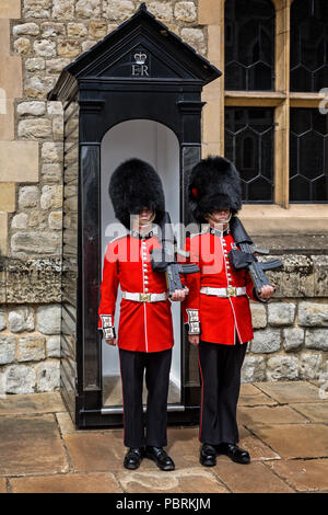Paar Gardisten in Bärenfellmütze Hüte im Tower of London, London, Großbritannien am 8. Juli 2017 getroffen Stockfoto