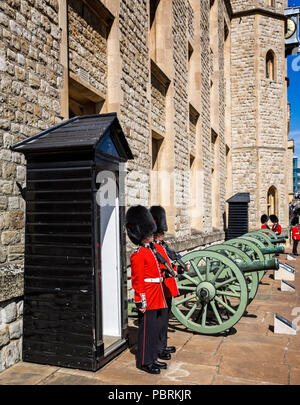 Gardisten in Bärenfellmütze Hüte im Tower of London, London, Großbritannien am 8. Juli 2017 getroffen Stockfoto