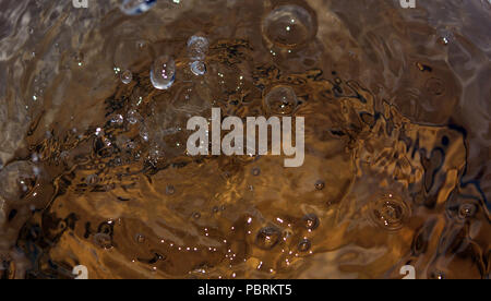 Tröpfchen Wasser schlagen Oberfläche Stockfoto