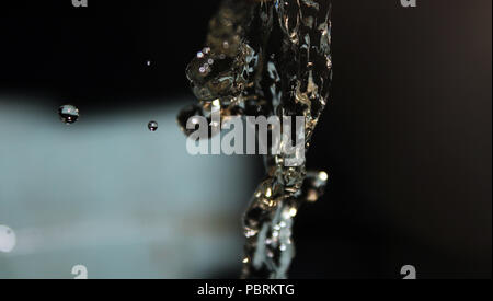 Tröpfchen Wasser schlagen Oberfläche Stockfoto