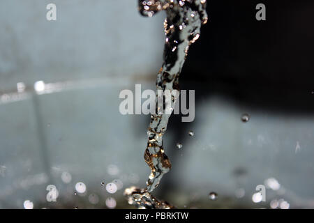 Tröpfchen Wasser schlagen Oberfläche Stockfoto