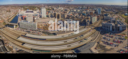 Aus der Vogelperspektive über den Hauptbahnhof Cardiff, den Central Square und die Stadt dahinter Stockfoto