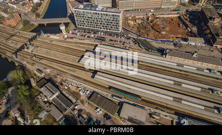 Aus der Vogelperspektive über den Hauptbahnhof Cardiff, den Central Square und die Stadt dahinter Stockfoto