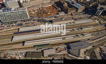 Aus der Vogelperspektive über den Hauptbahnhof Cardiff, den Central Square und die Stadt dahinter Stockfoto