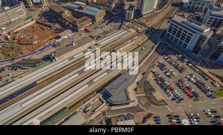 Aus der Vogelperspektive über den Hauptbahnhof Cardiff, den Central Square und die Stadt dahinter Stockfoto