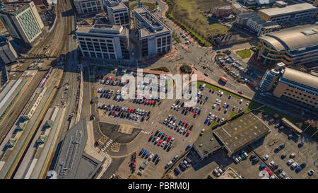 Aus der Vogelperspektive über die Penarth Road, Cardiff mit Blick auf den Bristol Channel, das Vale of Glamorgan, Grangetown und Canton. Stockfoto