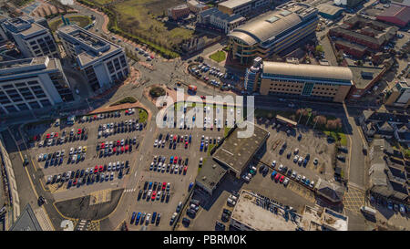 Aus der Vogelperspektive über die Penarth Road, Cardiff mit Blick auf den Bristol Channel, das Vale of Glamorgan, Grangetown und Canton. Stockfoto