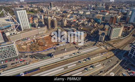 Aus der Vogelperspektive über den Hauptbahnhof Cardiff, den Central Square und die Stadt dahinter Stockfoto