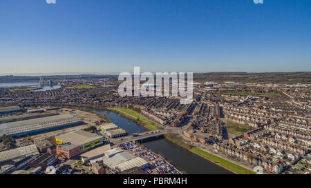 Aus der Vogelperspektive über die Penarth Road, Cardiff mit Blick auf den Bristol Channel, das Vale of Glamorgan, Grangetown und Canton. Stockfoto