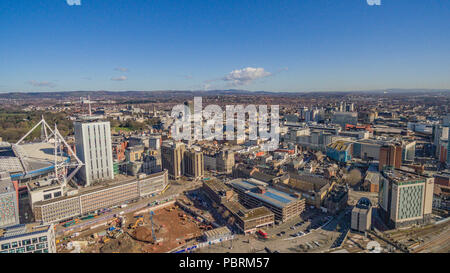 Aus der Vogelperspektive über den Hauptbahnhof Cardiff, den Central Square und die Stadt dahinter Stockfoto