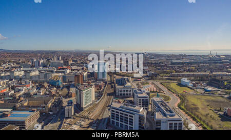 Aus der Vogelperspektive über die Penarth Road, Cardiff mit Blick auf den Bristol Channel, das Vale of Glamorgan, Grangetown und Canton. Stockfoto