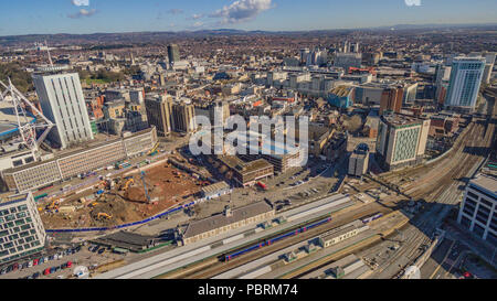 Aus der Vogelperspektive über den Hauptbahnhof Cardiff, den Central Square und die Stadt dahinter Stockfoto