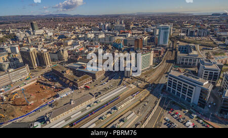 Aus der Vogelperspektive über den Hauptbahnhof Cardiff, den Central Square und die Stadt dahinter Stockfoto